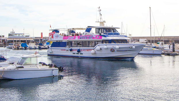 O barco possui fundo transparente com visão submarina