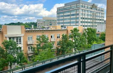 Beautiful Arlington Apartment with Pool & Parking! - Foto 31