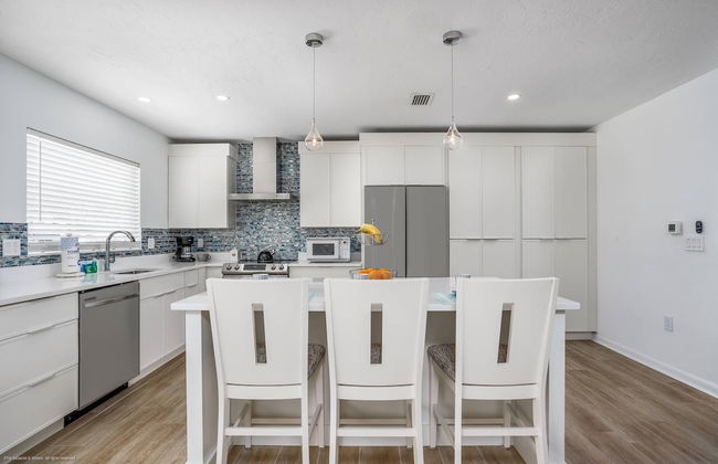 Gorgeous Grove Contemporary Family Home - Foto 18