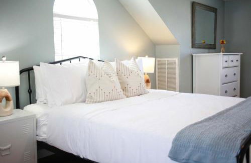 Sojourn Spacious Family Retreat with Fenced Backyard - Foto 3