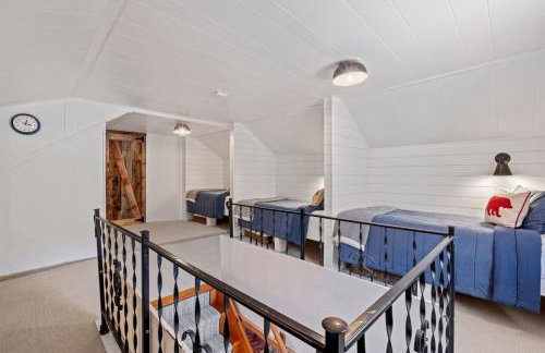 Modern Lux Cabin w Mtn Views and Fire Pit - Foto 21