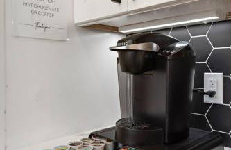 Black House - Downtown Elegance with HotTub and King Beds - Photo 28