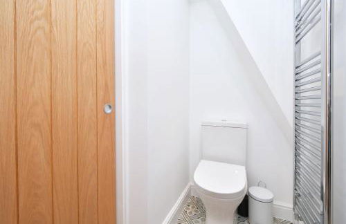 Chapel House by YourStays - Two bed cottage in Market Town of Sandbach, high end finish - Photo 35