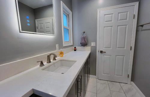 Spacious 3 bedroom unit with backyard and parking just 10 minutes from Rodeo Dr and attractions! - Photo 25