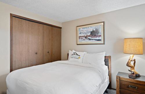Trapper 8: Cozy 4-Bedroom Condo, 1 Minute to Yellowstone, perfect for 8 guests. - Foto 15