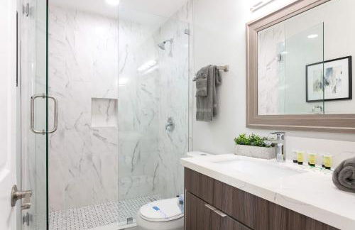 Bright 2BR Loft Sleeps 7 with Full Kitchen and Fast WiFi - Foto 8