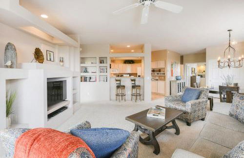 Mountain-view condo with incredible sunset views, pool, hot tub & grill - Foto 1