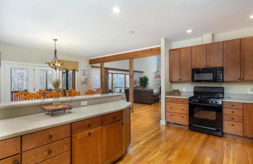 Fireside Retreat Hot Tub, Game Area, Fire Pit & Mountaintop Views! - Foto 19