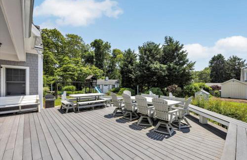 Stay 1 Block from Ocean at 7-Bed Retreat with Yard, Deck and Game Room, Host Up to 22 Across 16 Beds, Gas Fireplace, Gas Grill, Ample Parking, Walk to Menauhant Beach, Perfect for Family Getaway, 24 Hr Hospitality - Foto 14