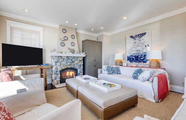 Waterfront 4bdr w/ Deck, Stunning Views, Fire Pit Cedar Street by Avantstay - Foto 5