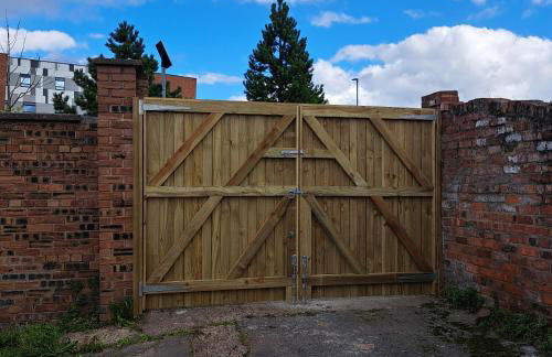 Spacious & comfy 4 bed house, 6 Beds, Free Private Parking & Wifi - Foto 32