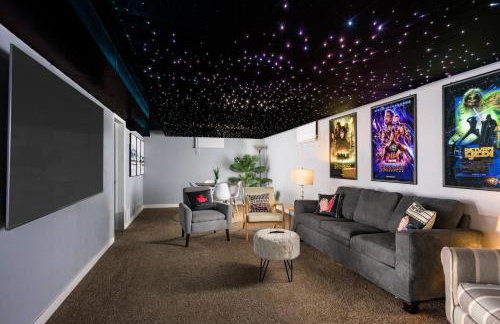 Movie Theater + Hot Tub | Game Yard | Sleeps 10! - Foto 10