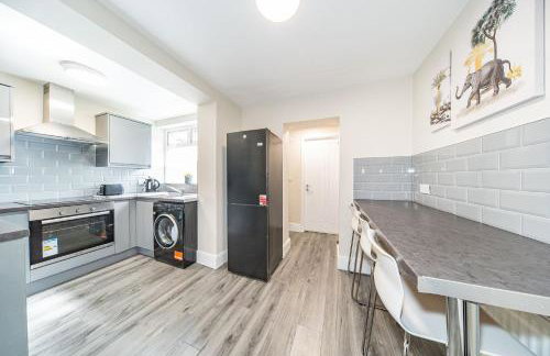 RYAN AIR I BNB - Huge 4 Bedroom House with Free Parking - Foto 4