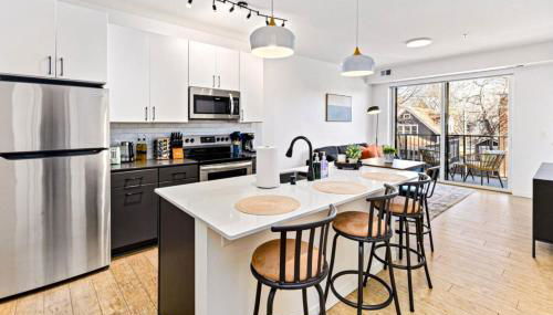 Luxurious 2BR Retreat near Downtown with Roofdeck and Gym - Foto 5