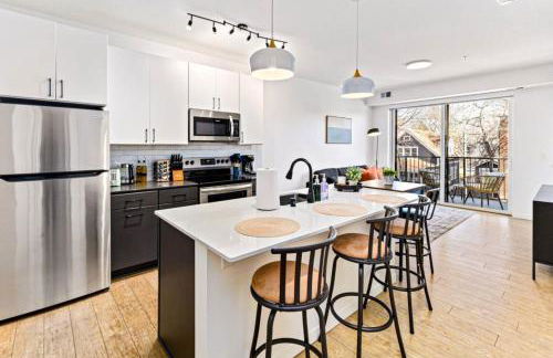 Luxurious 2BR Retreat near Downtown with Roofdeck and Gym - Foto 5
