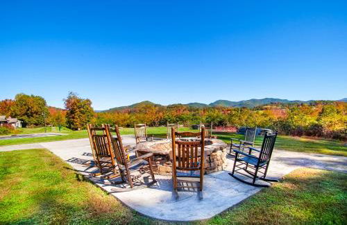 Elegant Cades Cove Condo with Community Pool - Foto 37