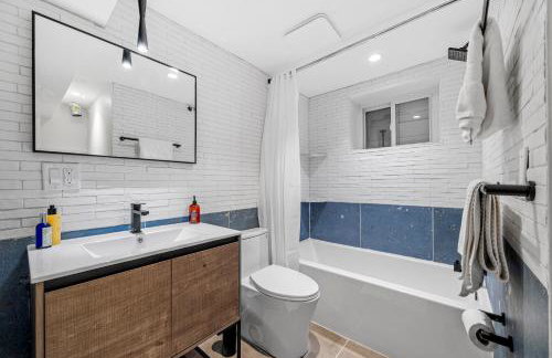 luxury 2 bed 2 bath apt with free parking - Foto 12