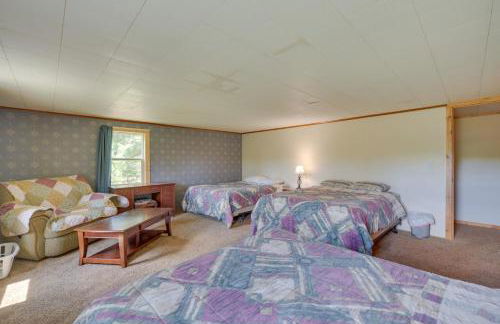 Spacious Winter Retreat with River Access and Kayaks! - Foto 28