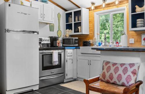 The Heartwood Hideaway-Charming Cabin Getaway-Trails, Creek, and Starry Nights - Foto 36