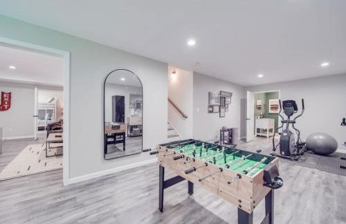 5BR Farmhouse Lake Retreat Pool Hot Tub Theater - Foto 47