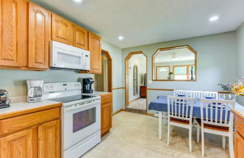 Dog-Friendly Watertown Vacation Rental with Deck - Foto 8