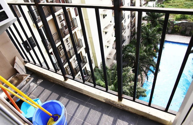 Pool View 2BR Mutiara Bekasi Apartment - Photo 22
