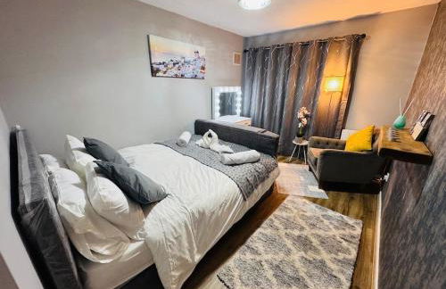 Luxury 2-Bed Apartment,Office with Built-In TV King Bed, Private Entrance and free Parking - Foto 34