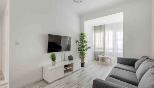 Lovely 3-bedroom condo w/ free parking on premises - Photo 4