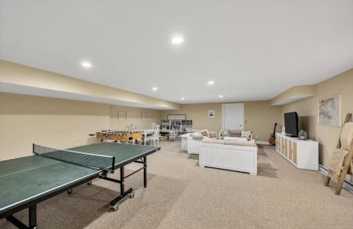 Stay 1 Block from Ocean at 7-Bed Retreat with Yard, Deck and Game Room, Host Up to 22 Across 16 Beds, Gas Fireplace, Gas Grill, Ample Parking, Walk to Menauhant Beach, Perfect for Family Getaway, 24 Hr Hospitality - Foto 18