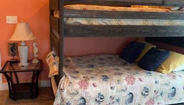 JUST LISTED Beach House Steps Away from the Beach - Foto 5