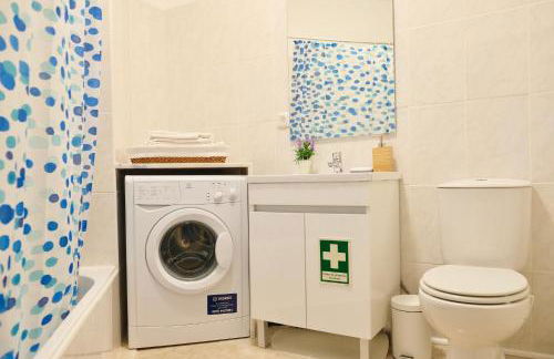 Peaceful & Spacious Apt with Parking & Queen Bed - Foto 15