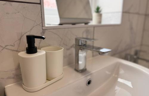 Woody Bank 3 Bed Sleeps 5 Parking WiFi Contractors - Foto 12