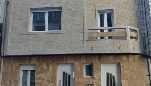 Casa adosada con pequeño patio - Foto 2