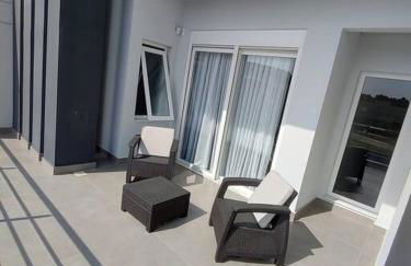 Sobrado com piscina, banheira e garagem coberta. - Foto 4