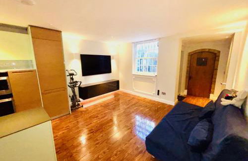 Elegant and Modern 3-Bedroom Victorian House in Westminster, London - Photo 22