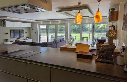 Unique, Spacious, Self-Built Eco Home with huge garden and movie room - Photo 11