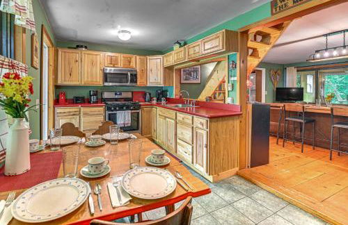 Less Than 8 Mi to Gore Mountain! Family Cottage with Porch - Foto 9