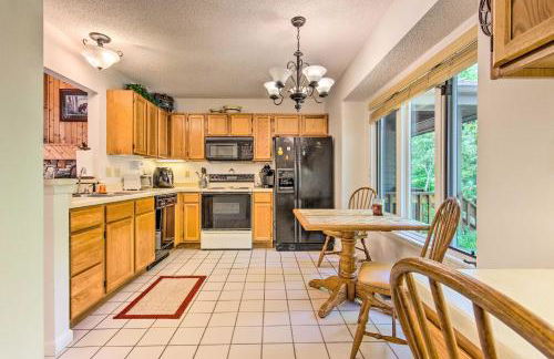 1 Mi to Marina Lake Toxaway Cabin with Fire Pit - Foto 9