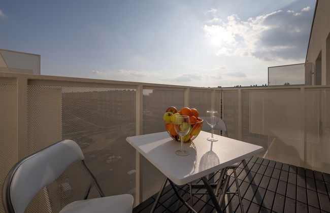 Modern Studio With Balcony by Renters - Photo 24