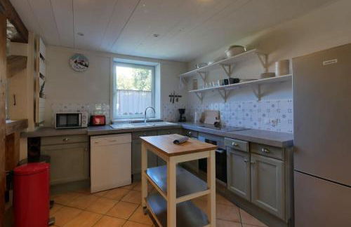 Beautiful 3 Star renovated Apt Sleeps 7 - Photo 10