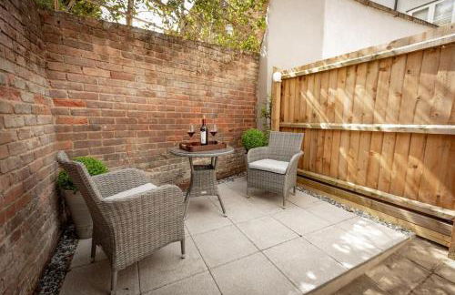 Central Medieval Grid Unique home with Gated parking - Foto 39