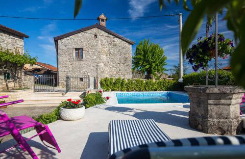 Captain's Villa with Swimming Pool - Photo 8