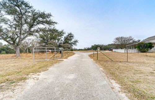 Group Getaway! Hill Country Basecamp with Trails - Foto 27