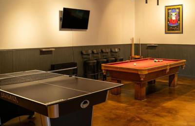 Majestic - Modern Cabin, Hot Tub, & Game Room! - Foto 39