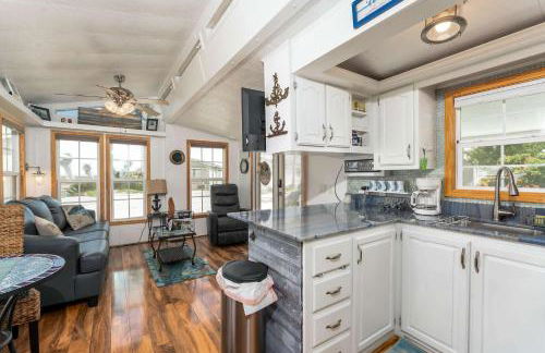 Charming 1BR Waterfront Retreat with Private Patio - Foto 13