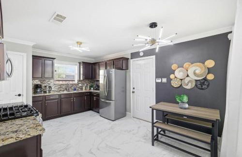 4-BD 2-BA with Backyard Pool Retreat + Game Room - Foto 13