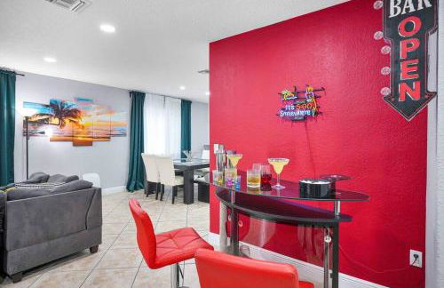Escape GameRoom, BAR, BBQ, Spacious,KING Bed, All Luxury mattresses, Near Beach, 6 blocks away from Bars, Nite Clubs, Res, Shops - Photo 5