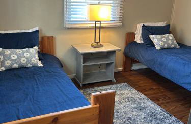 Charming Cottage with fenced yard in convenient location - Foto 8