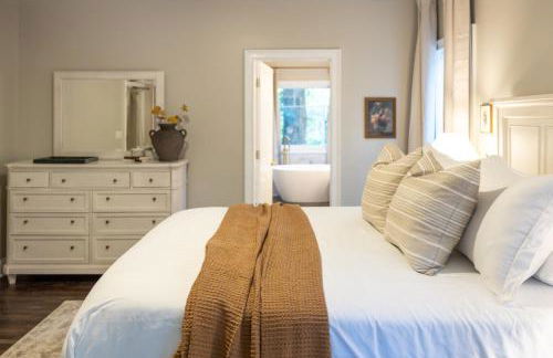 Sink into the Luxe Corner Tub at an Upscale, Spacious Home - Foto 17