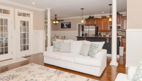 Exquisite home with pool, enclosed yard, fireplace, central AC, & washer/dryer - Foto 3